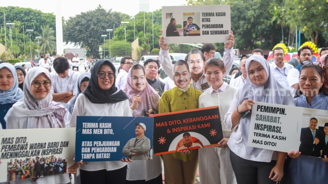 Pegawai Kemenpora membawa poster terima kasih saat acara perpisahan di Kantor Kemenpora, Jakarta, Kamis (18/9/2025). [Suara.com/Alfian Winanto]