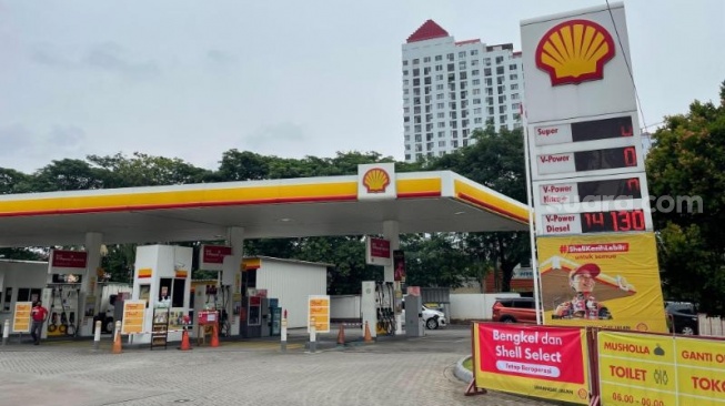 SPBU Shell di kawasan Lapangan Ros hampir tidak terlihat ada aktivitas pengisian bahan bakar kendaraan, Kamis (18/9/2025). (Suara.com/Yaumal)
