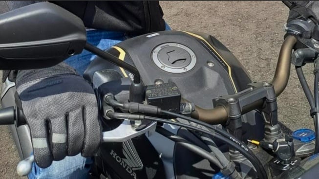 llustrasi menggunakan rem tangan pada motor (Dok. Asmo)