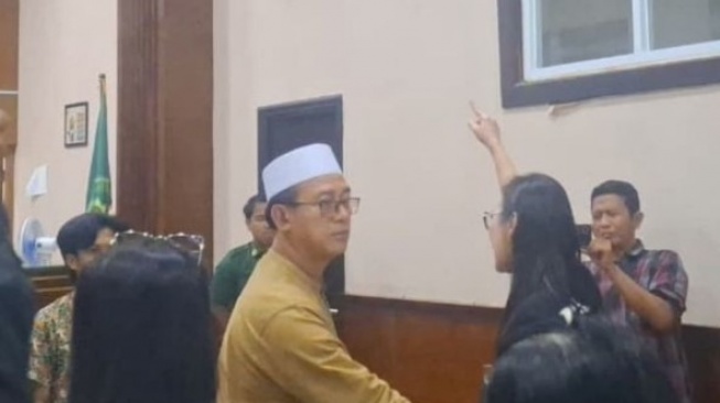 "Nyawa Ayahku Hanya Dihargai 1,5 Tahun" Keluarga Korban Gebrak Meja di Sidang Tabrak Lari