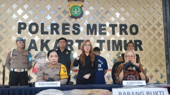 Paman Setubuhi Keponakan Saat Orang Tua Pergi Kerja, Aksi Terekam Kamera!