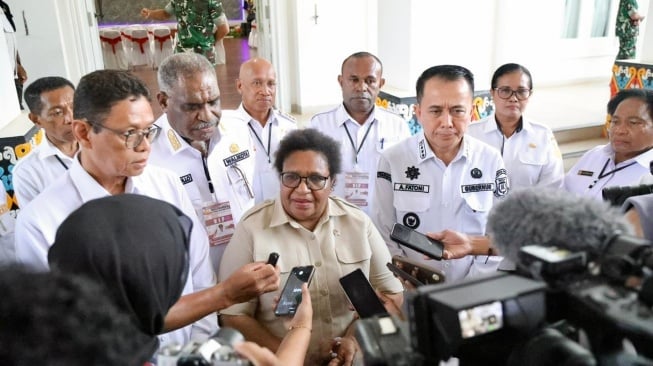 Wamendagri Ribka Haluk dalam kunjungan langsung ke Papua mendampingi Wapres Gibran Rakabuming Raka (Dok: Kemendagri)