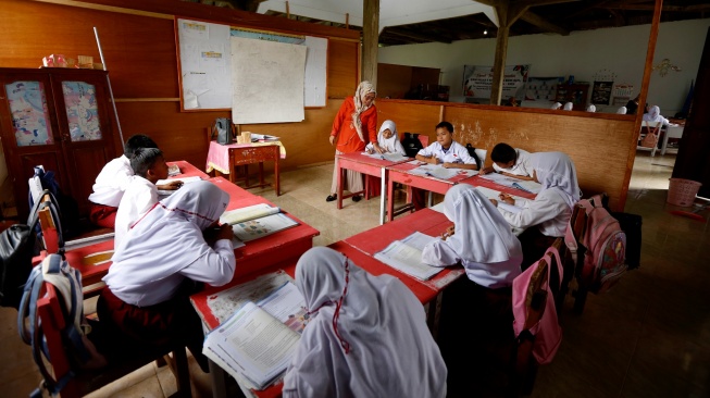 Sejumlah siswa SD Negeri 1 belajar di dalam masjid di Bone Raya, Kabupaten Bone Bolango, Gorontalo, Kamis (18/9/2025).  [ANTARA FOTO/Adiwinata Solihin/YU]