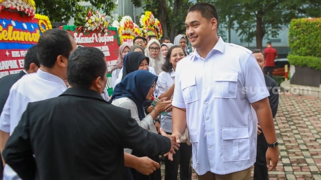 Pejabat lama Menteri Pemuda dan Olahraga Dito Ariotedjo berjabat tangan dengan pegawai Kemenpora saat acara perpisahan di Kantor Kemenpora, Jakarta, Kamis (18/9/2025). [Suara.com/Alfian Winanto]