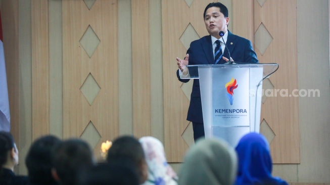 Menteri Pemuda dan Olahraga Erick Thohir memberikan sambutan usai serah terima jabatan (sertijab) di Kantor Kemenpora, Jakarta, Kamis (18/9/2025). [Suara.com/Alfian Winanto]