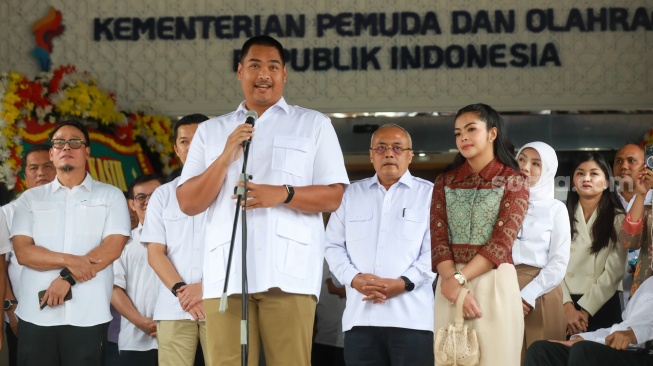 Pejabat lama Menteri Pemuda dan Olahraga Dito Ariotedjo dan istrinya Niena Kirana memberikan pidato saat acara perpisahan di Kantor Kemenpora, Jakarta, Kamis (18/9/2025). [Suara.com/Alfian Winanto]