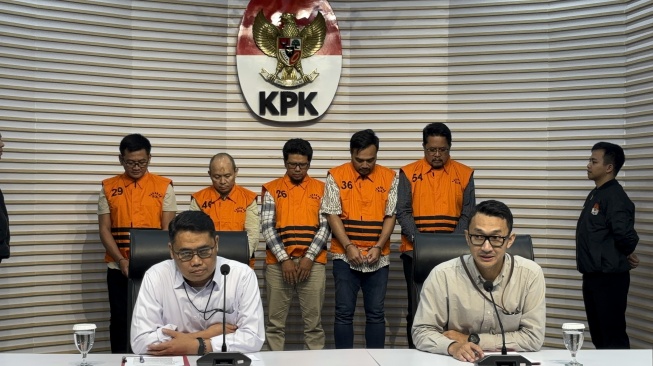 Dari Dirut Sampai Direktur, Jajaran BPR Jepara Artha Kini Kompak Pakai Rompi Oranye