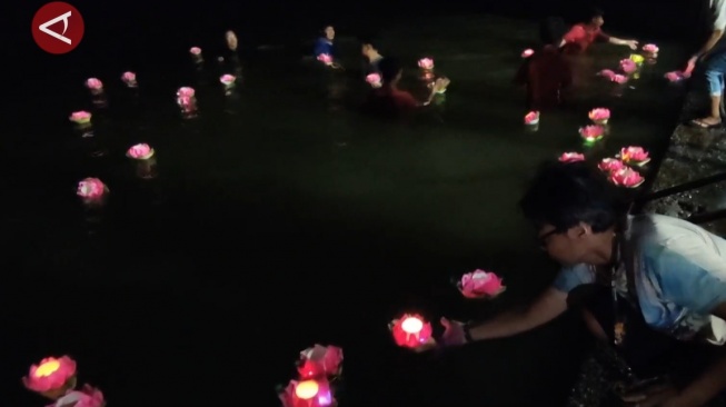 Umat Buddha Semarang Larung Pelita di Pantai Marina: Ini Makna Mendalam di Baliknya