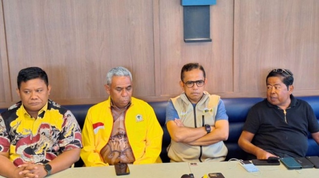 Wakil Ketua Umum Golkar Idrus Marham (ujung kanan) bersama dengan Kepala Badan Saksi Nasional Partai Golkar (BSNPG) Syahmud Ngabalin (kedua dari kanan), dan Wakil Sekretaris Jenderal Golkar Umar Lessy (ketiga dari kanan). (ANTARA/HO-Partai Golkar)