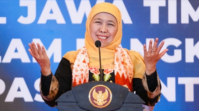Gubernur Khofifah Terima Penghargaan: Bukti Kerja Bersama Wujudkan Jatim Jadi Magnet Investor
