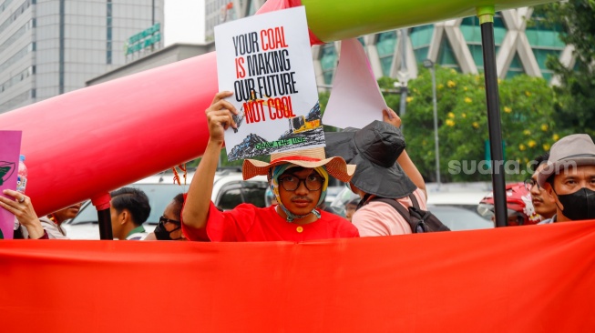 Aktivis dari berbagai organisasi melakukan aksi Draw the Line dengan cara long march dari terowongan Kendal menuju Monas, Jakarta, Jumat (19/9/2025). [Suara.com/Alfian Winanto]