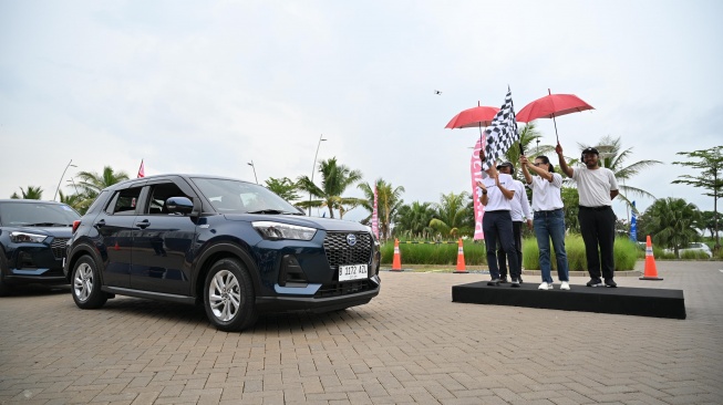 Direktur Pemasaran PT Astra Daihatsu Motor (ADM), Sri Agung Handayani melepas para peserta Media Test Drive Daihatsu Rocky Hybrid di PIK 2, Tangerang, Banten (Dok: PT Astra-Daihatsu Motor)