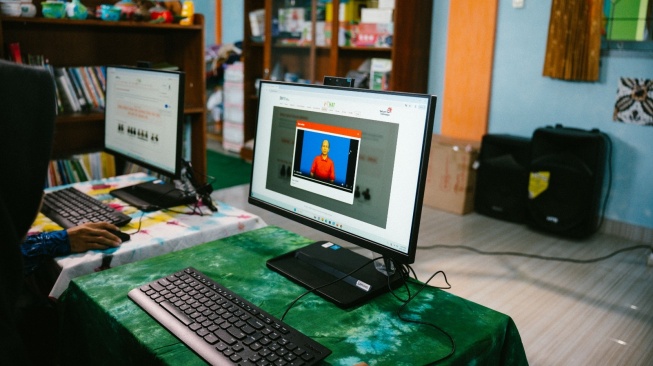Telkom menyalurkan bantuan AND ke 71 SLB di seluruh Indonesia. Satu paket AND terdiri dari seperangkat komputer, jaringan nirkabel, serta aplikasi Pijar Sekolah (Dok: Telkom)