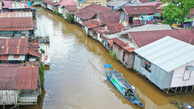 Prajurit TNI AD anggota Kodim 0906/Kutai Kartanegara, Peltu Suhendro menaiki perahu klinik terapung saat akan melakukan pelayanan kesehatan di kawasan Loa Ipuh, Tenggarong, Kutai Kartanegara, Kalimantan Timur, Jumat (19/9/2025). [ANTARA FOTO/M Risyal Hidayat/tom]