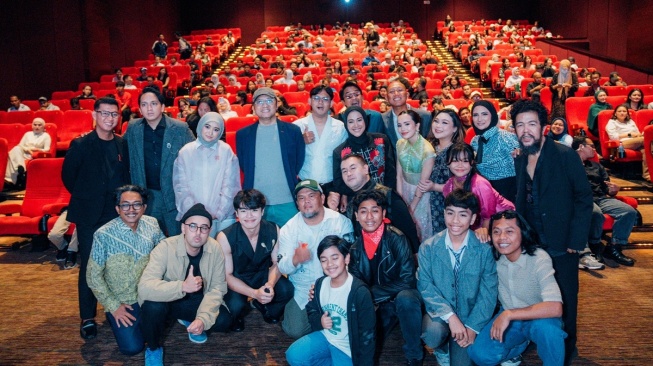 Suasana gala premier film Jadi Tuh Barang di Jakarta yang dihadiri para aktor dan sutradara film tersebut. [Instagram]