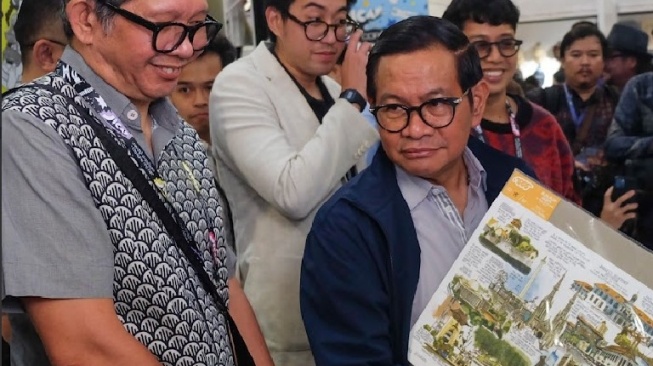 Gubernur DKI Jakarta Pramono Anung hadir dalam JICAF 2025 tengah menunjukkan ilustrasi destinasi sejarah dan wisata Jakarta, seperti Museum Fatahillah, Gereja Katedral, dan Masjid Istiqlal (Dok: JICAF)