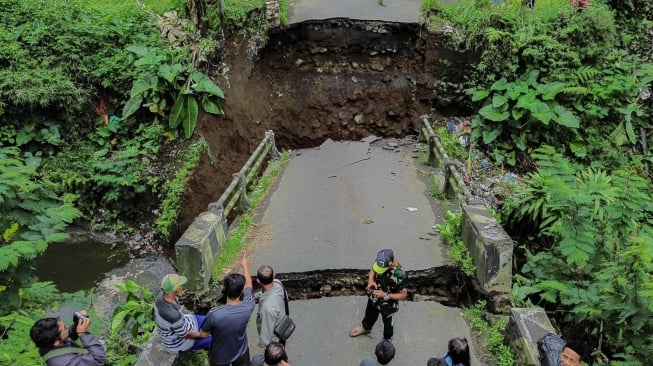 Foto udara kondisi jembatan putus di Desa Kandangtepus, Kecamatan Senduro, Lumajang, Jawa Timur, Jumat (19/9/2025).  [ANTARA FOTO/Irfan Sumanjaya/tom]