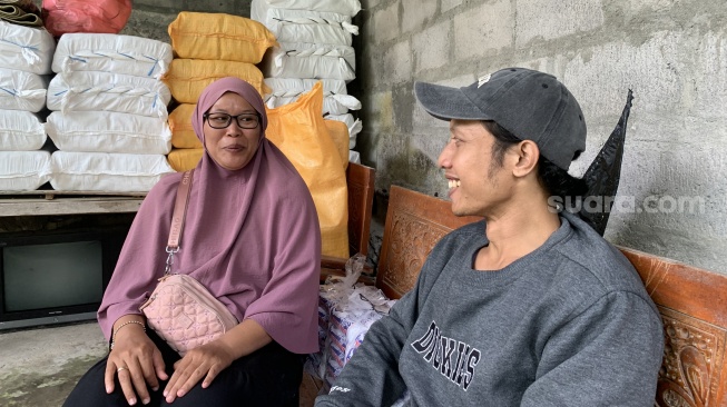 Slamet Hadi Mulyono (kanan) dan sang istri Nani Sukowati (kiri) duduk di halaman rumah di kawasan Banguntapan, Bantul, Kamis (18/9/2025). (Suara.com/Irwan Febri)