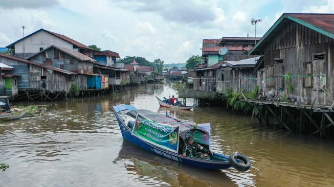 Prajurit TNI AD anggota Kodim 0906/Kutai Kartanegara, Peltu Suhendro menaiki perahu klinik terapung saat akan melakukan pelayanan kesehatan di kawasan Loa Ipuh, Tenggarong, Kutai Kartanegara, Kalimantan Timur, Jumat (19/9/2025). [ANTARA FOTO/M Risyal Hidayat/tom]