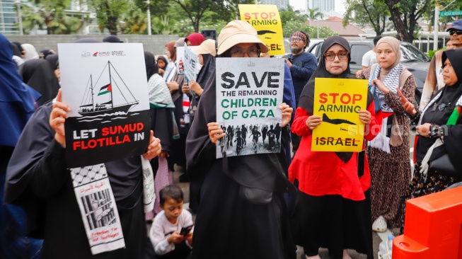 Massa menggelar aksi bela Palestina di depan Kedutaan Besar Amerika Serikat, Jakarta, Jumat (19/9/2025). [Suara.com/Alfian Winanto]