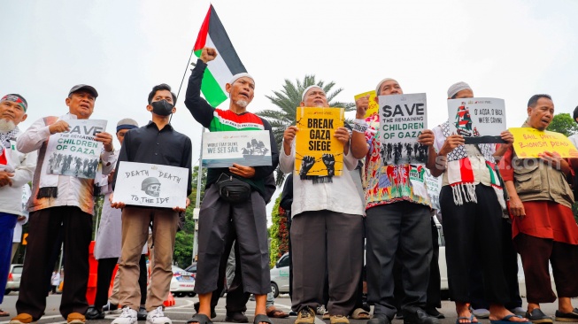Massa menggelar aksi bela Palestina di depan Kedutaan Besar Amerika Serikat, Jakarta, Jumat (19/9/2025). [Suara.com/Alfian Winanto]