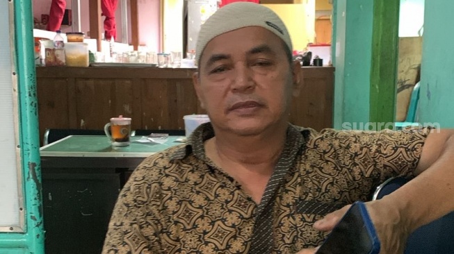 Muhari, pemilik Vivi Motor, usaha jual beli motor bekas di Kotagede, Yogyakarta, pada Rabu (17/9/2025). (Suara.com/Irwan Febri)