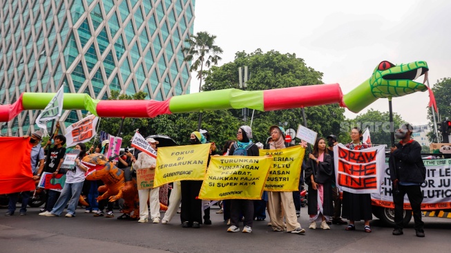 Aktivis dari berbagai organisasi melakukan aksi Draw the Line dengan cara long march dari terowongan Kendal menuju Monas, Jakarta, Jumat (19/9/2025). [Suara.com/Alfian Winanto]