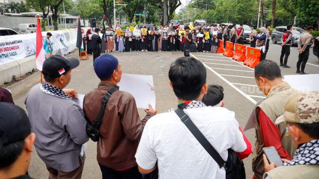 Massa menggelar aksi bela Palestina di depan Kedutaan Besar Amerika Serikat, Jakarta, Jumat (19/9/2025). [Suara.com/Alfian Winanto]