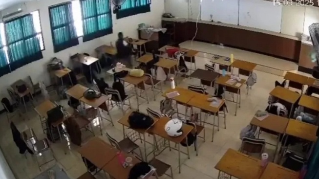 Maling Santuy di SMAN 5 Bandung! Wajah Terekam CCTV, Gondol Laptop Saat Siswa Belajar di Lab