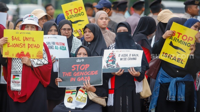 Massa menggelar aksi bela Palestina di depan Kedutaan Besar Amerika Serikat, Jakarta, Jumat (19/9/2025). [Suara.com/Alfian Winanto]