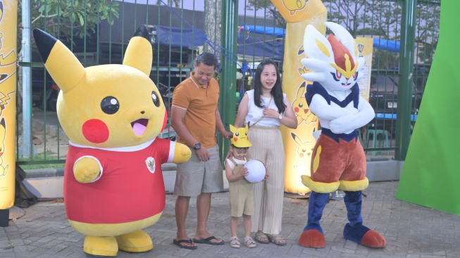 Nonton Bola Lebih Seru, Pikachu Turun ke Lapangan Temani Anak-Anak di AFF U23