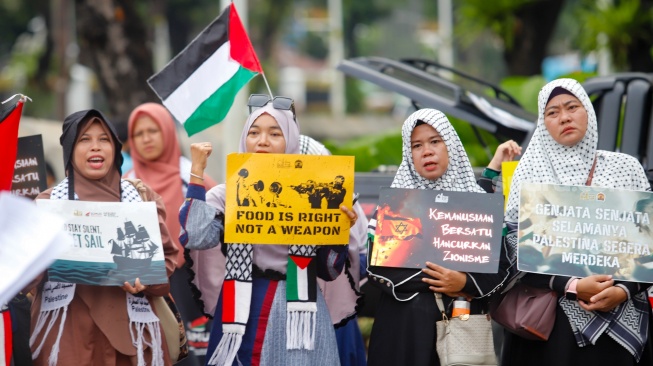 Massa menggelar aksi bela Palestina di depan Kedutaan Besar Amerika Serikat, Jakarta, Jumat (19/9/2025). [Suara.com/Alfian Winanto]