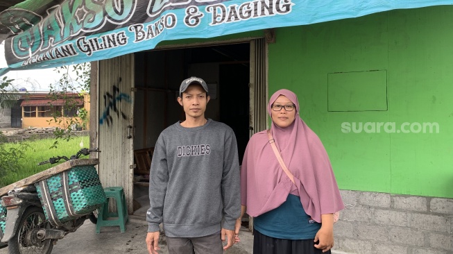 Slamet Hadi Mulyono dan sang istri Nani Sukowati berdiri di depan usaha gilingan di kawasan Banguntapan, Bantul, Kamis (18/9/2025). (Suara.com/Irwan Febri Rialdi)