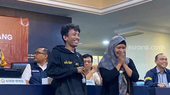 Eko Purnomo, pemuda yang sempat dilaporkan hilang saat demo ricuh, Agustus lalu tampil bersama sang ibunda di Mapolda Metro Jaya, Kamis (18/9/2025). [Suara.com/Muhammad Yasir] 