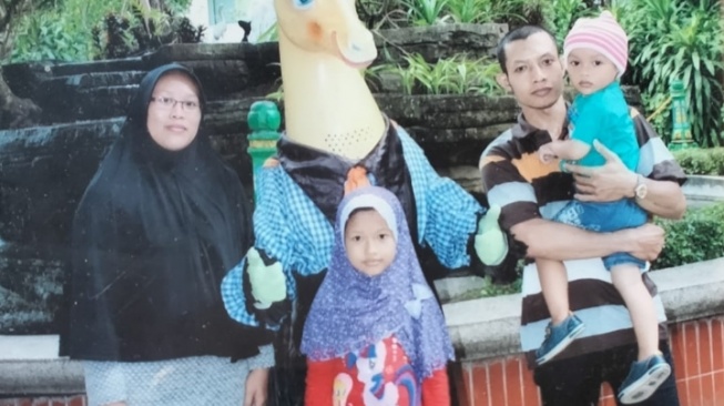 Arsip foto lama Nani Sukowati dan Slamet Hadi Mulyono di sebuah tempat wisata bersama kedua anaknya yang masih kecil. (Dok. Pribadi)