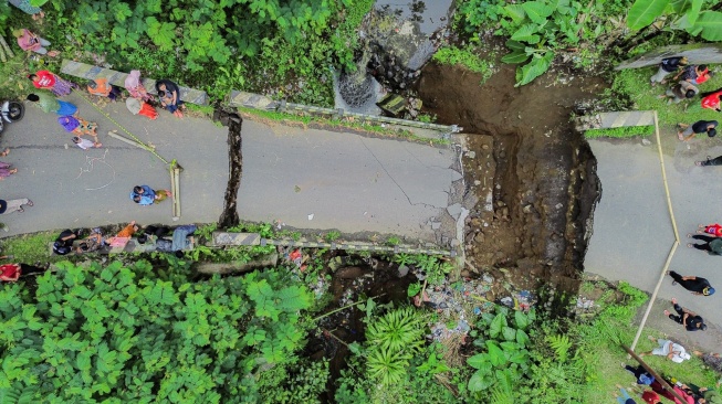 Foto udara kondisi jembatan putus di Desa Kandangtepus, Kecamatan Senduro, Lumajang, Jawa Timur, Jumat (19/9/2025).  [ANTARA FOTO/Irfan Sumanjaya/tom]
