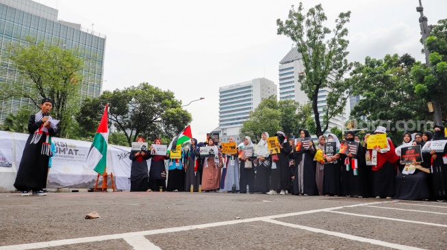 Massa menggelar aksi bela Palestina di depan Kedutaan Besar Amerika Serikat, Jakarta, Jumat (19/9/2025). [Suara.com/Alfian Winanto]