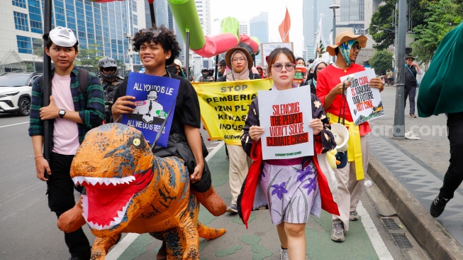 Aktivis dari berbagai organisasi melakukan aksi Draw the Line dengan cara long march dari terowongan Kendal menuju Monas, Jakarta, Jumat (19/9/2025). [Suara.com/Alfian Winanto]