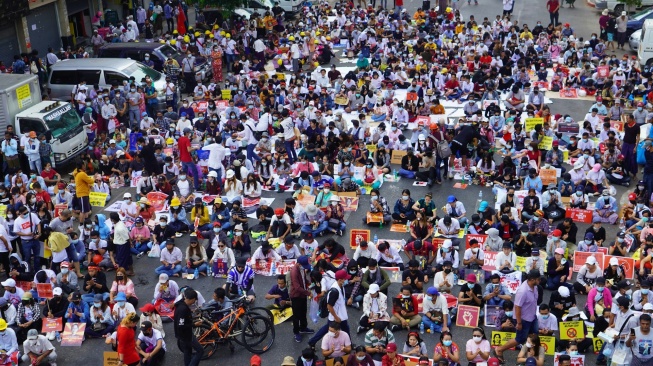 Ada Pemotongan Anggaran, 800 Ribu Buruh hingga Guru Mogok Kerja