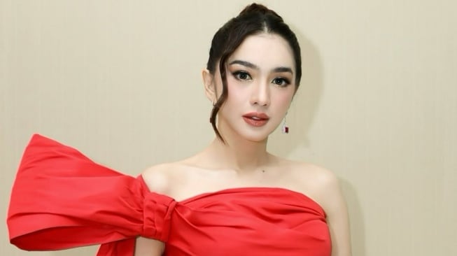 Angel Karamoy dibelikan mobil seharga Rp1 miliar dari pacar barunya, Gusti Ega. [Instagram]