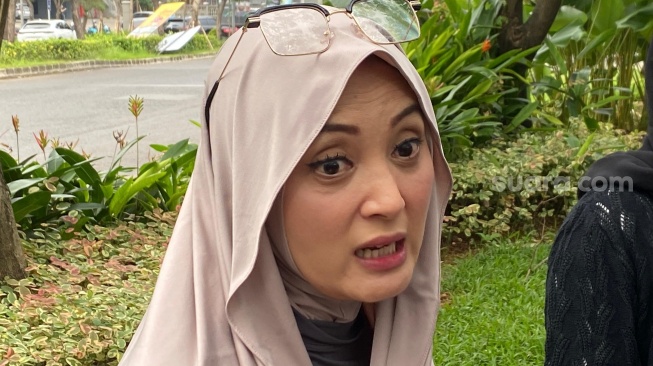 Della Puspita saat membicarakan hasil putusan penggelapan mobil melawan Qemil Zein di kawasan Bekasi, Jawa Barat pada Sabtu, 20 September 2025.