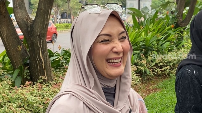 Della Puspita saat membicarakan hasil putusan penggelapan mobil melawan Qemil Zein di kawasan Bekasi, Jawa Barat pada Sabtu, 20 September 2025.