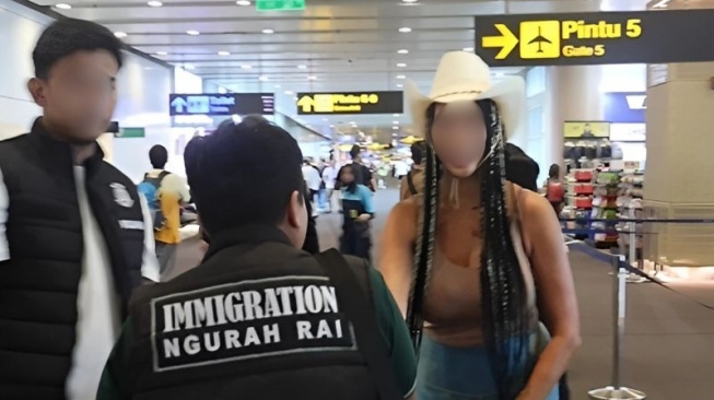 Kantor Imigrasi Ngurah Rai, Kabupaten Badung, Bali, mendeportasi warga negara asing (WNA) asal AS yang melanggar izin tinggal di Badung, Bali, Jumat (19/9/2025). [ANTARA/HO-Imigrasi Ngurah Rai]