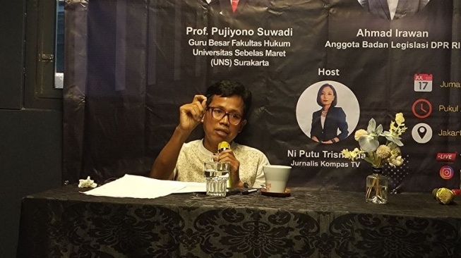 Guru Besar Fakultas Hukum Universitas Sebelas Maret (UNS) Prof. Pujiyono Suwadi dalam diskusi publik Ikatan Wartawan Hukum (Iwakum) dengan tajuk "Tarik Ulur Nasib RUU Perampasan Aset" di Jakarta, Jumat (19/9/2025). (ANTARA/Aria Ananda)