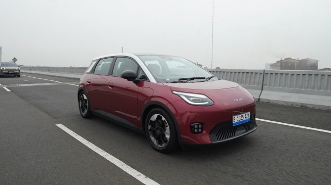Mobil listrik AION UT dalam sesi test drive Jakarta-Bandung-Jakarta. (Foto: AION)