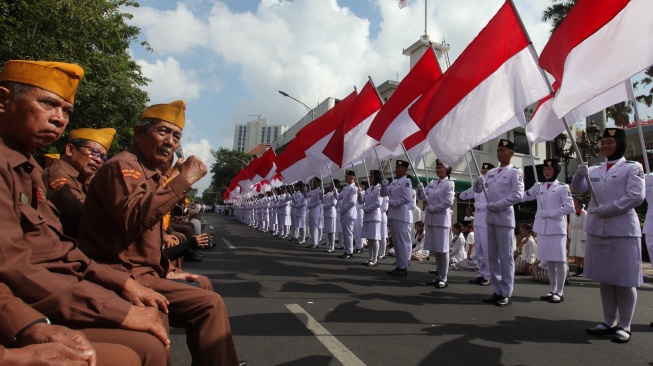 Veteran mengepalkan tangan saat pementasan drama teatrikal kolosal berjudul Surabaya Merah Putih di Hotel Majapahit, Surabaya, Jawa Timur, Minggu (21/9/2025). [ANTARA FOTO/Didik Suhartono/bar]