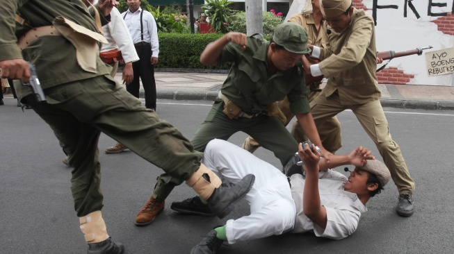 Sejumlah pemain mementaskan drama teatrikal kolosal berjudul Surabaya Merah Putih di Hotel Majapahit, Surabaya, Jawa Timur, Minggu (21/9/2025). [ANTARA FOTO/Didik Suhartono/bar]
