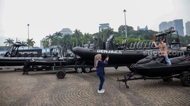 Pengunjung melihat kendaraan tempur TNI saat pameran alat utama sistem senjata (alutsista) TNI Fair di Monas, Jakarta, Minggu (21/9/2025). [Suara.com/Alfian Winanto]
