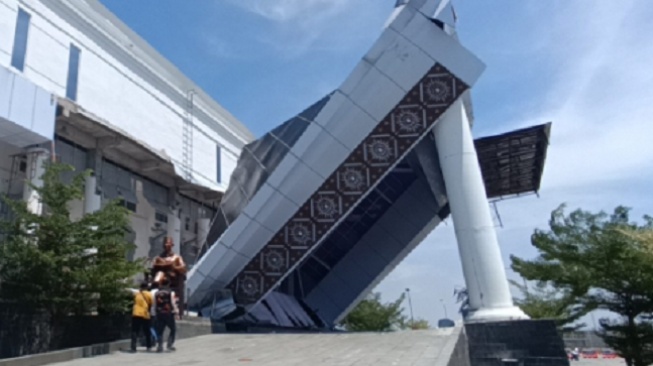 Tragedi Minggu Pagi, Atap Gedung Rp120 Miliar KPT Brebes Ambruk, Warga dan Pekerja Jadi Korban