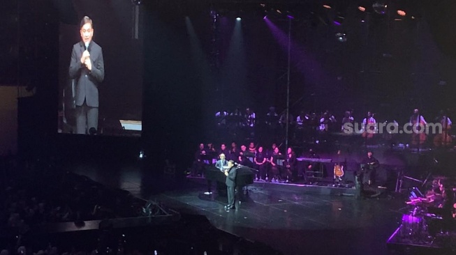 Yovie Widianto di panggung acara 'Miliaran Cinta Yovie Widianto - Andi Rianto Berkonser' di Jakarta International Convention Center (JICC), Senayan, Jakarta Pusat, Minggu, 21 September 2025. [Suara.com/Adiyoga Priyambodo]